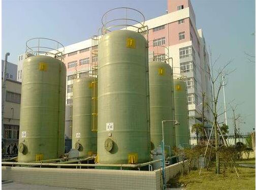 立式玻璃鋼儲(chǔ)罐安裝施工現(xiàn)場(chǎng)