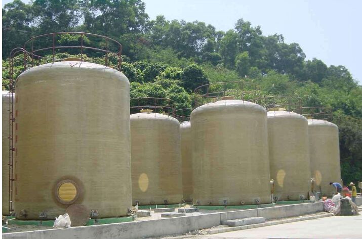 玻璃鋼儲(chǔ)罐施工現(xiàn)場圖